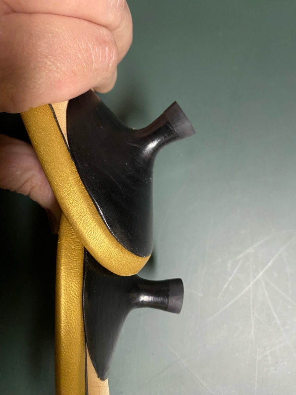 Gucci Heart Interlocking Logo Gold Thong Sandals - Picture 8 of 11